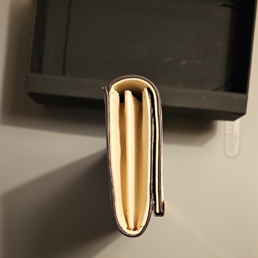 Clarks Cream Wallet - Picture 8 of 9